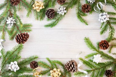 Altın ve gümüş yay ve koniler ile dekore edilmiş Ladin dalları