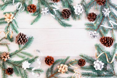 Altın ve gümüş yay ve koniler ile dekore edilmiş Ladin dalları