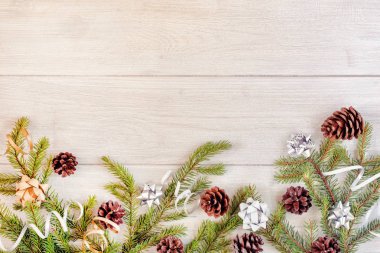 Çam dalları ve koniler hafif ahşap zemin üzerine