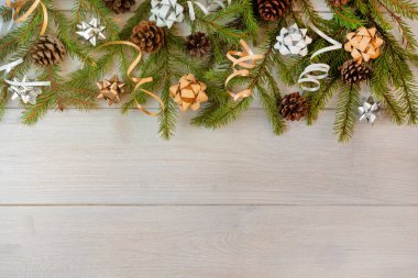 Çam dalları ve koniler hafif ahşap zemin üzerine