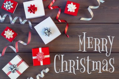 Hediyeler ve Merry Christmas yazıt ile ahşap arka plan