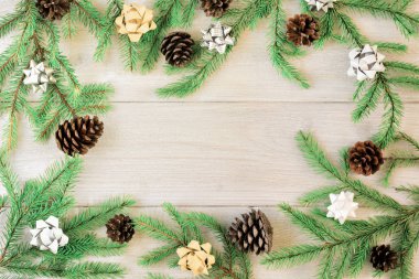 Altın ve gümüş yay ve koniler ile dekore edilmiş Ladin dalları