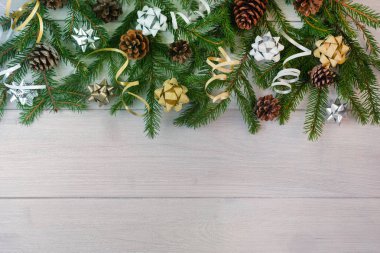 Altın ve gümüş yay ve koniler ile dekore edilmiş Ladin dalları