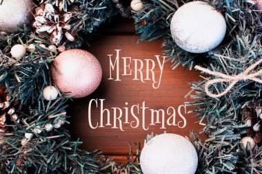 Çam dalları, koni ve topları ile Noel kompozisyon yalan çemberde