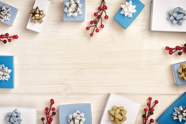 Composición Navideña Con Cajas Regalo Blancas Azules Con Arcos Bayas —  Fotos de Stock