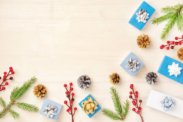 Χριστουγεννιάτικη Σύνθεση Λευκά Και Μπλε Δώρο Κουτιά Τόξα Κόκκινα Μούρα — Φωτογραφία Αρχείου