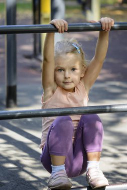 spor alanında egzersiz yaparak çocuk