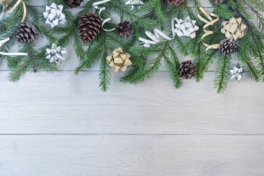 Altın ve gümüş yay ve koniler ile dekore edilmiş Ladin dalları