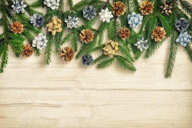 Altın ve gümüş yay ve koniler ile dekore edilmiş Ladin dalları