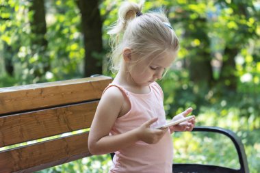 sarışın saç seyir smartphone ile küçük kız