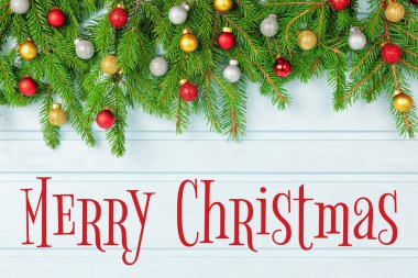 Noel ağacı dalları dekore edilmiş küçük kırmızı, altın ve gümüş top