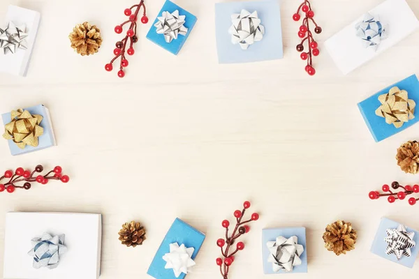 Composição Natal Cones Abeto Caixas Presente Bagas Vermelhas — Fotografia de Stock