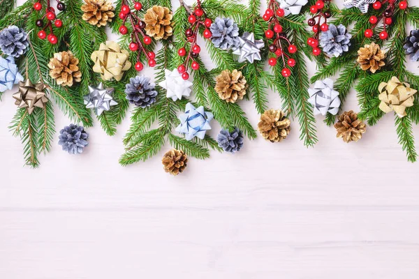 Composición Navideña Ramas Abeto Decoradas Con Arcos Conos Pino Bayas —  Fotos de Stock