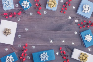 Noel kompozisyon çam kozalakları, hediye kutuları ve kırmızı meyveler