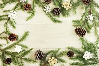 Noel kompozisyon köknar dalı yay ve çam kozalakları ile dekore edilmiş