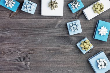 Işık arka plan üzerinde beyaz ve mavi kutuları yalan