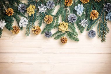 Noel kompozisyon köknar dalı yay ve çam kozalakları ile dekore edilmiş