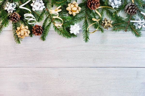 Composição Natal Ramos Abeto Decorados Com Arcos Cones Pinheiro — Fotografia de Stock