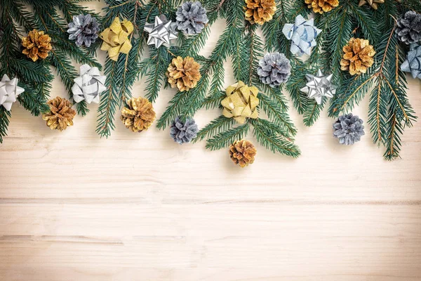 Noel kompozisyon köknar dalı yay ve çam kozalakları ile dekore edilmiş