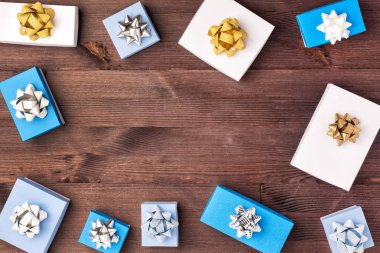 Işık arka plan üzerinde beyaz ve mavi kutuları yalan