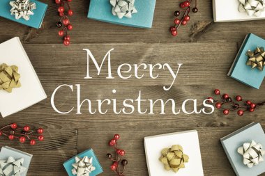 Noel hediye kutuları ve kırmızı meyveler bileşimi