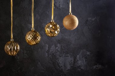 Şeritler asılı altın Noel topları