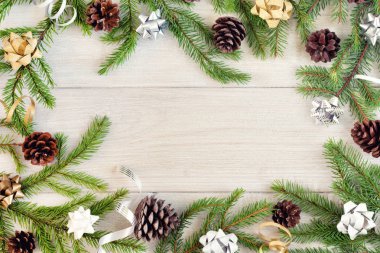 Noel kompozisyon köknar dalı yay ve çam kozalakları ile dekore edilmiş
