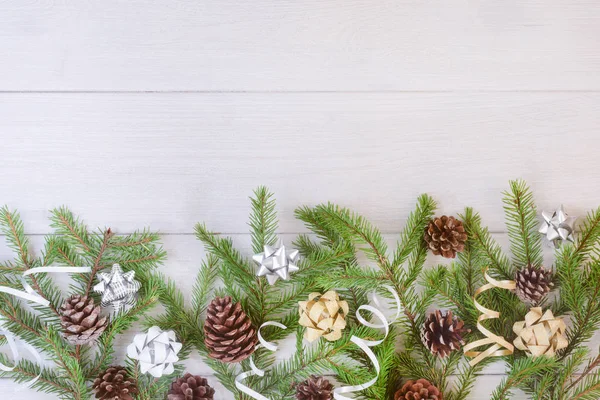 Christmas Sammansättningen Fir Grenar Dekorerade Med Rosetter Och Kottar — Stockfoto