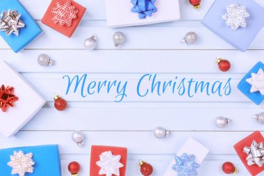 Hediye kutuları ve açık renkli yalan küçük Noel topları