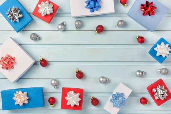 Caixas Presente Pequenas Bolas Natal Deitadas Fundo Claro — Fotografia de Stock