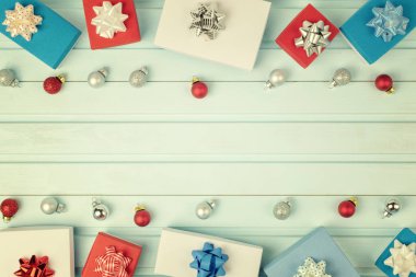 Hediye kutuları ve açık renkli yalan küçük Noel topları