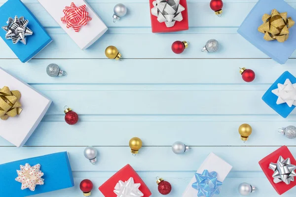 Подарункові Коробки Маленькі Різдвяні Кульки Лежать Світлому Фоні — стокове фото
