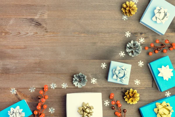 Composição Natal Caixas Presente Cones Bagas Vermelhas — Fotografia de Stock