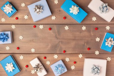 Işık arka plan üzerinde beyaz ve mavi kutuları yalan