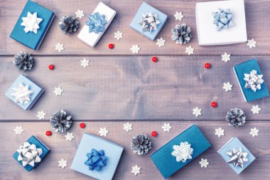 Koniler, beyaz ve mavi kutuları üzerinde yalan arka plan ışık.