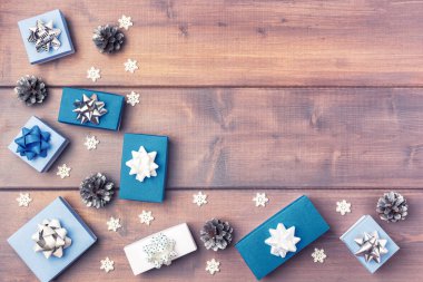 Koniler, beyaz ve mavi kutuları üzerinde yalan arka plan ışık.