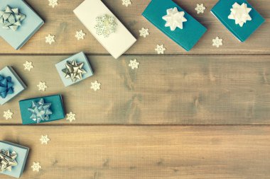 beyaz ve mavi kutuları üzerinde açık renkli yalan kar taneleri ile