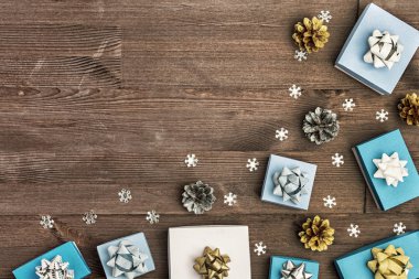 Koniler, beyaz ve mavi kutuları üzerinde yalan arka plan ışık.