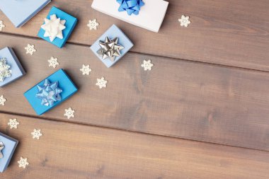 beyaz ve mavi kutuları üzerinde açık renkli yalan kar taneleri ile