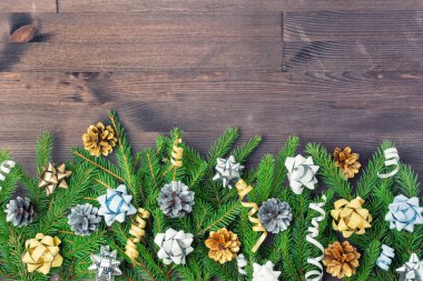 Noel kompozisyon köknar dalı yay, çam kozalakları ve yay ile dekore edilmiş