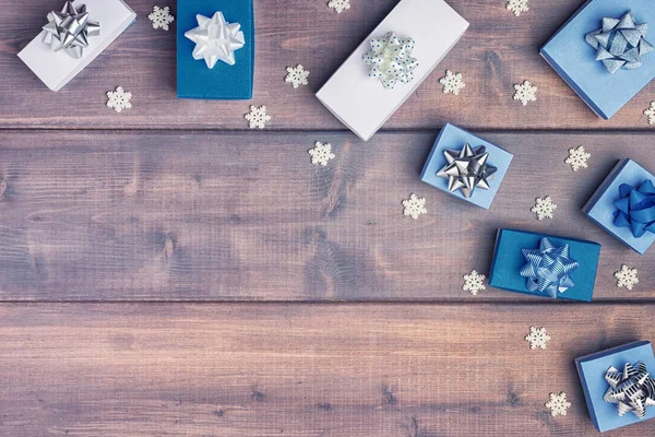 Caixas Brancas Azuis Com Flocos Neve Deitado Sobre Fundo Claro — Fotografia de Stock