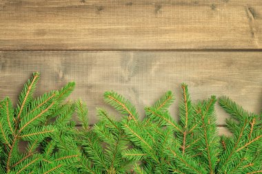 Ahşap arka plan üzerinde çam dalları ile Noel kompozisyon 