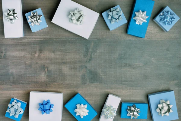 Caixas Presente Azul Branco Com Belos Arcos Prata Fundo Madeira — Fotografia de Stock