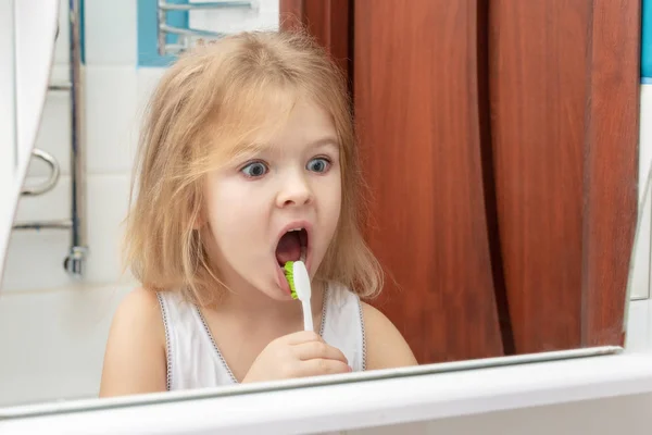 Reflejo Niña Espejo Cepillándose Los Dientes — Foto de Stock