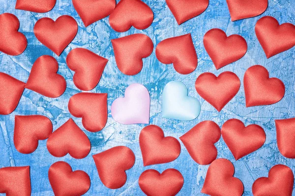 Ткань Сердца Разбросаны Столу Качестве Фона День Святого Валентина Концепции — стоковое фото