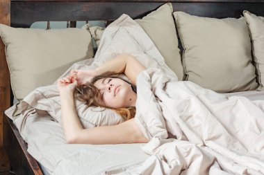 yatakta yatan ve evde uyuyan kız