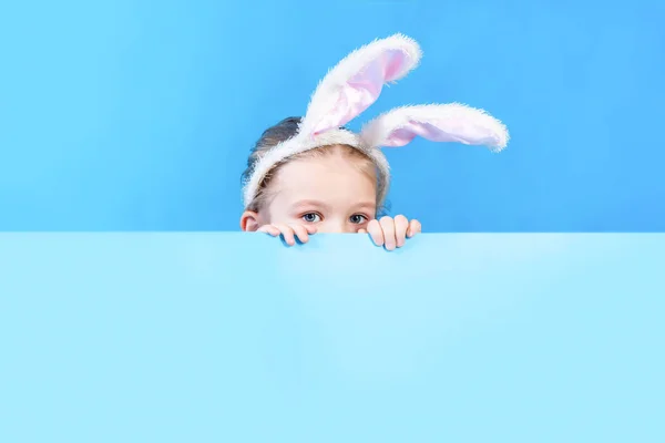 Kleines Mädchen Weißen Hasenkostüm Mit Leerem Laken Und Platz Für — Stockfoto