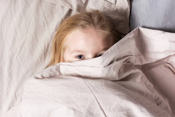 Niña Con Pelo Rubio Acostado Cama Casa —  Fotos de Stock