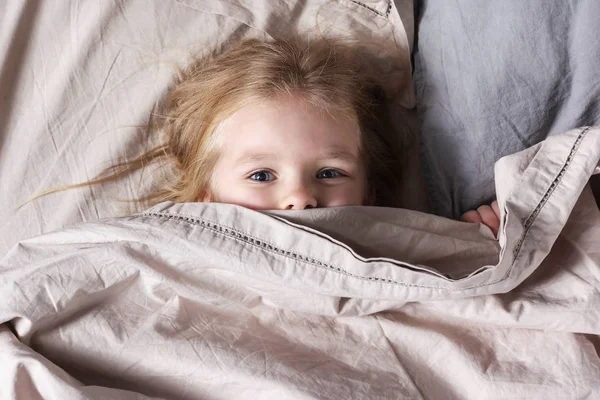 Niña Con Pelo Rubio Acostado Cama Casa —  Fotos de Stock