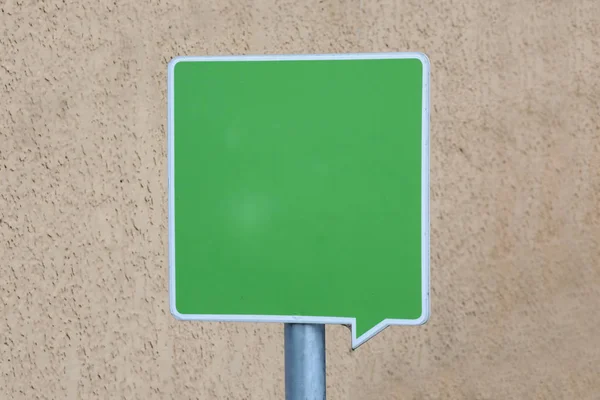 Leeres Grünes Schild Auf Beigem Hintergrund — Stockfoto